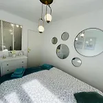 Cosybulles Centre-ville Tramway Apartment *